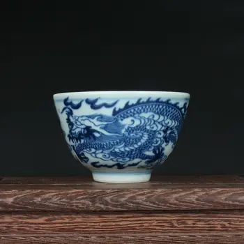 Китайската Синьо-Бялата Порцеланова Чаша с Изображение на Дракон 2,8 инча